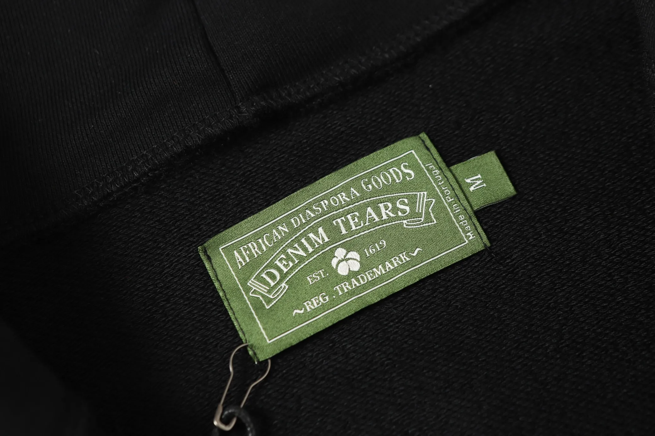 16 colors DENIM TEARS Kapok European and American trendy brand high-quality foam printed hooded sweatshirt jacket. Terry fabric weighs 380 grams. Threads are customized and dyed in the same color. Color Black Gray Blue Green Royal Blue Purple Red Orange Colorful Blue Pink White Sky Blue Brown Carbon Gray Black Gray White White Size S-XL